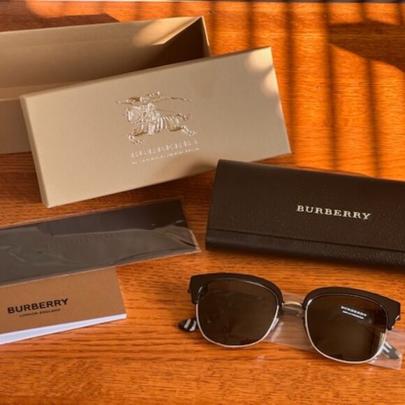 BURBERRY London England Sunglasses - Picture 1 of 5